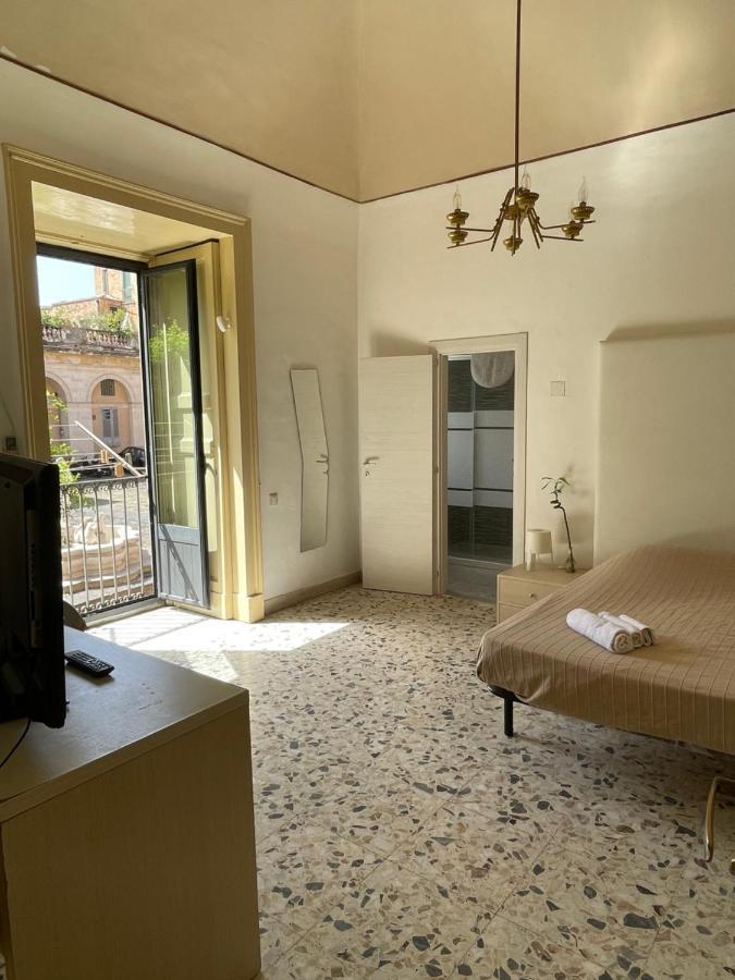 Bed And Books Isabella Bed & Breakfast Catania Bagian luar foto