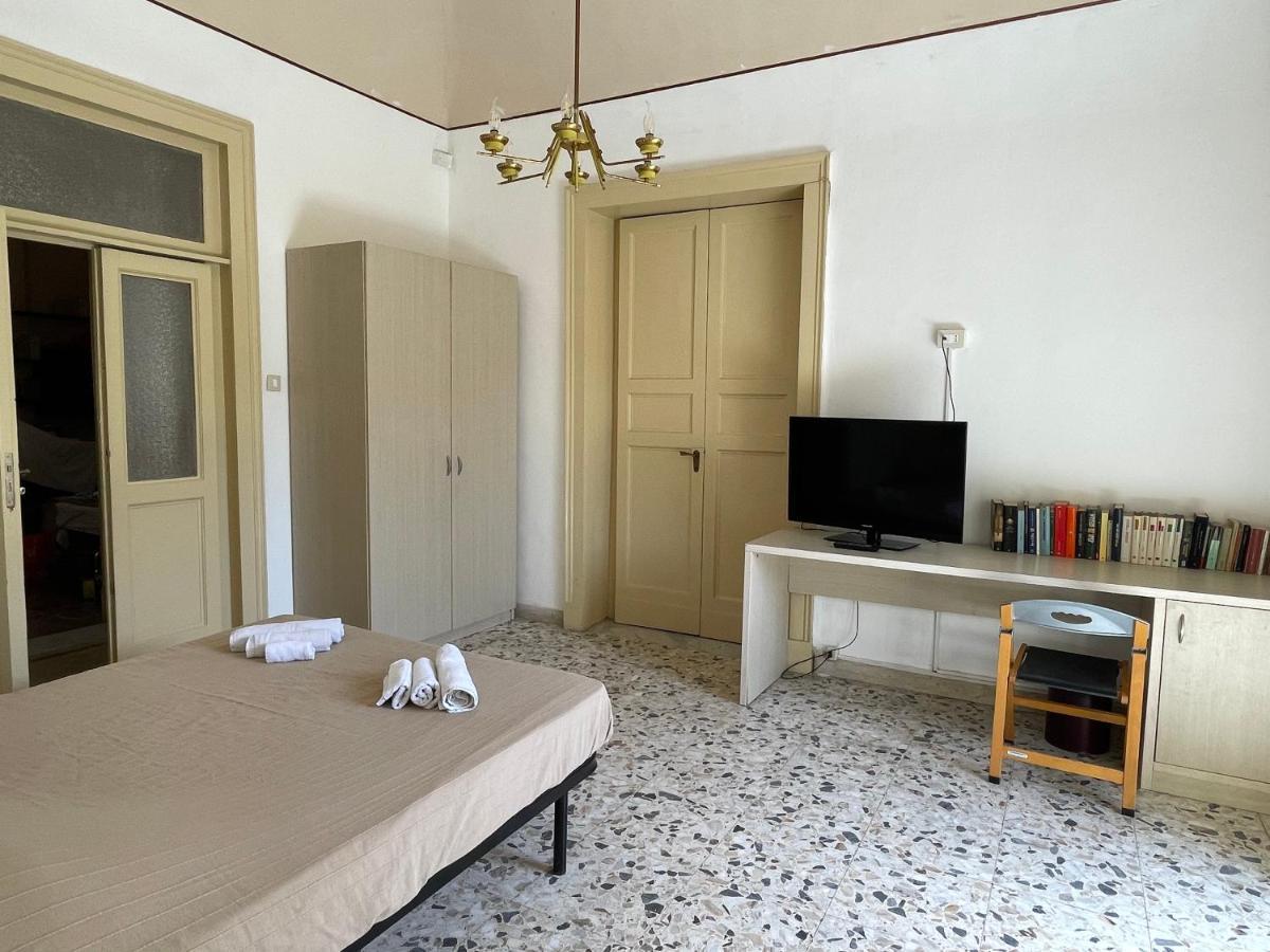 Bed And Books Isabella Bed & Breakfast Catania Bagian luar foto