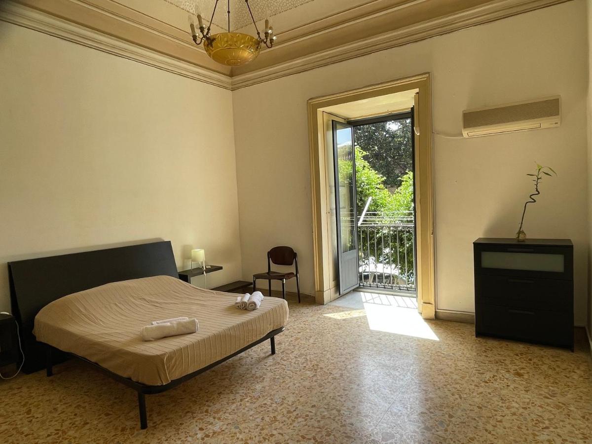 Bed And Books Isabella Bed & Breakfast Catania Bagian luar foto