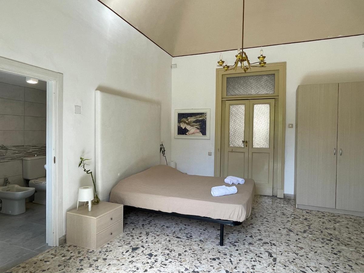 Bed And Books Isabella Bed & Breakfast Catania Bagian luar foto
