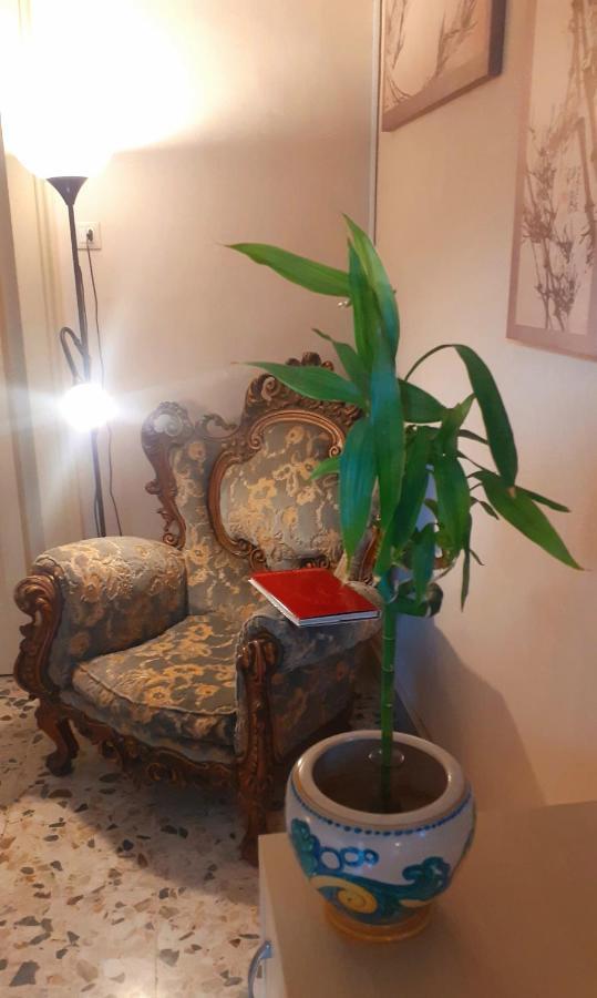 Bed And Books Isabella Bed & Breakfast Catania Bagian luar foto