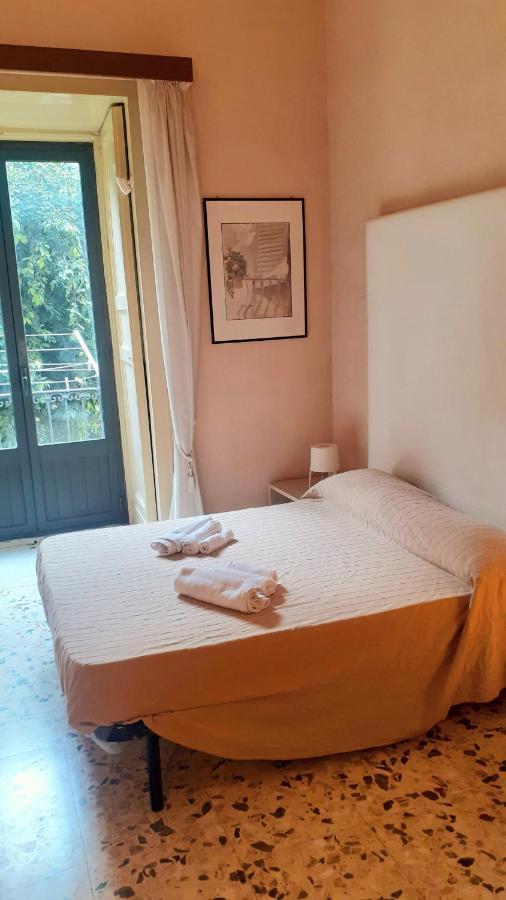Bed And Books Isabella Bed & Breakfast Catania Bagian luar foto