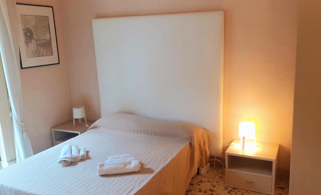 Bed And Books Isabella Bed & Breakfast Catania Bagian luar foto