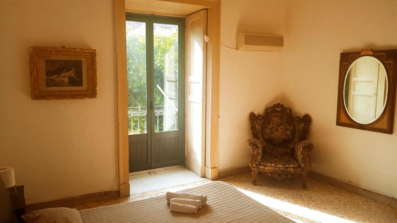 Bed And Books Isabella Bed & Breakfast Catania Bagian luar foto