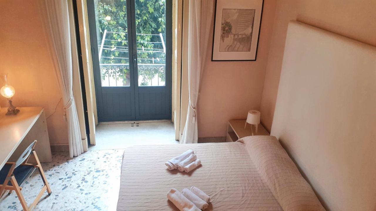 Bed And Books Isabella Bed & Breakfast Catania Bagian luar foto