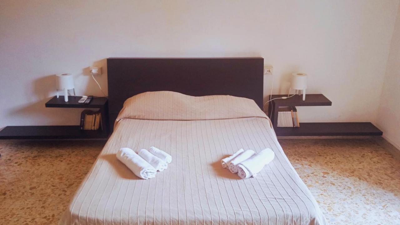 Bed And Books Isabella Bed & Breakfast Catania Bagian luar foto