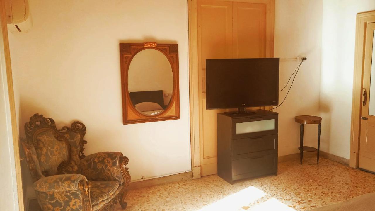Bed And Books Isabella Bed & Breakfast Catania Bagian luar foto