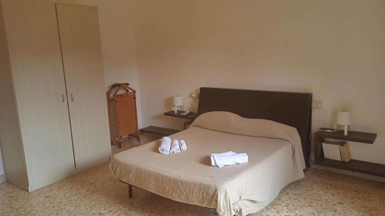 Bed And Books Isabella Bed & Breakfast Catania Bagian luar foto