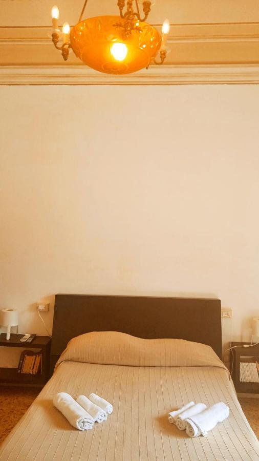 Bed And Books Isabella Bed & Breakfast Catania Bagian luar foto