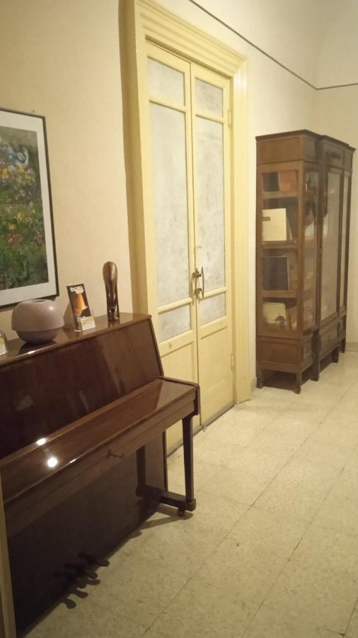 Bed And Books Isabella Bed & Breakfast Catania Bagian luar foto