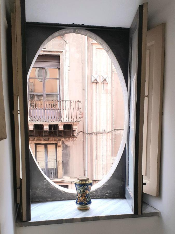 Bed And Books Isabella Bed & Breakfast Catania Bagian luar foto