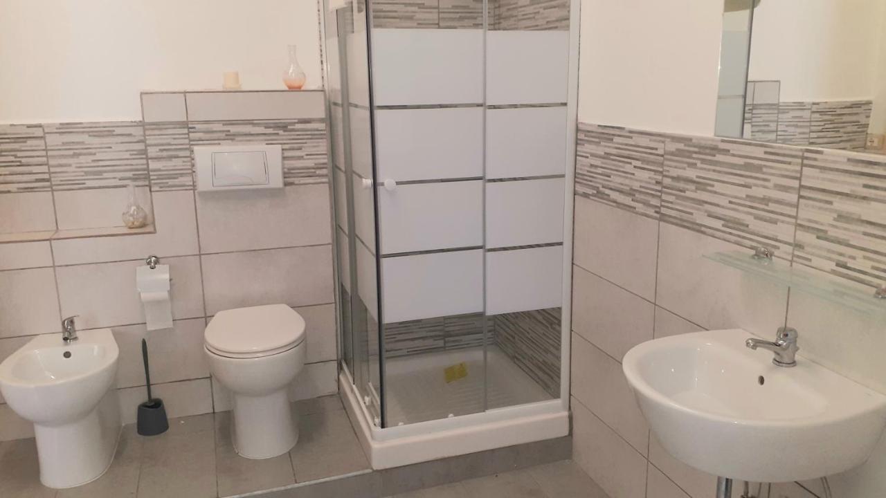 Bed And Books Isabella Bed & Breakfast Catania Bagian luar foto