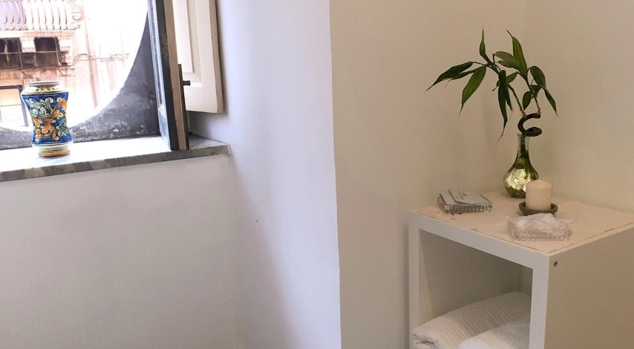 Bed And Books Isabella Bed & Breakfast Catania Bagian luar foto