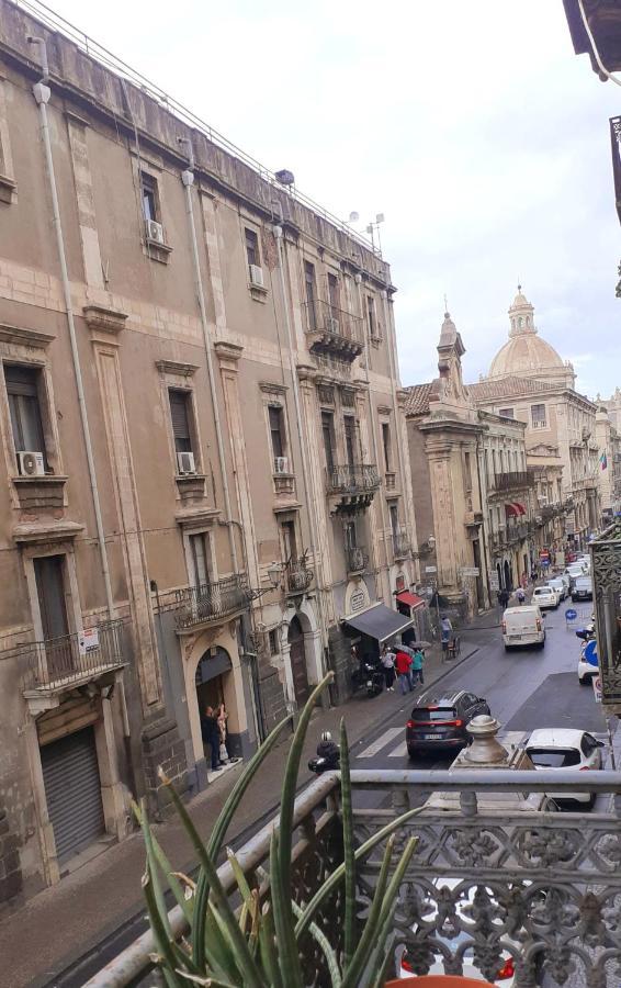 Bed And Books Isabella Bed & Breakfast Catania Bagian luar foto