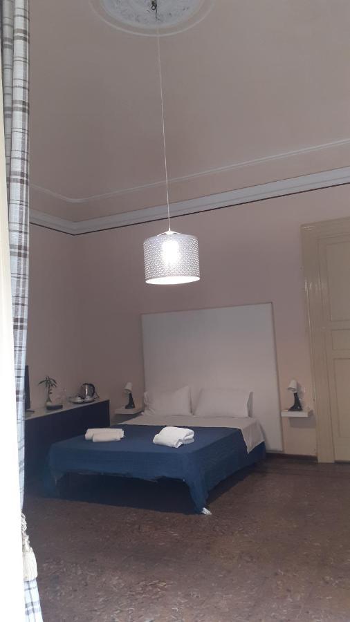 Bed And Books Isabella Bed & Breakfast Catania Bagian luar foto